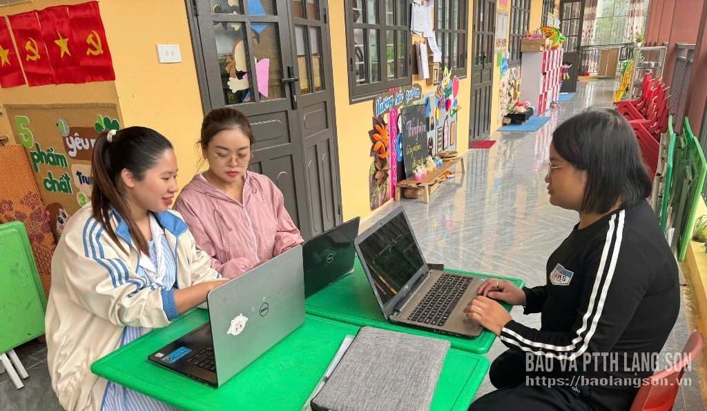 Professores do Jardim de Infância Nhat Hoa, na comuna de Nhat Hoa, discutem aplicações de IA no planejamento de aulas.