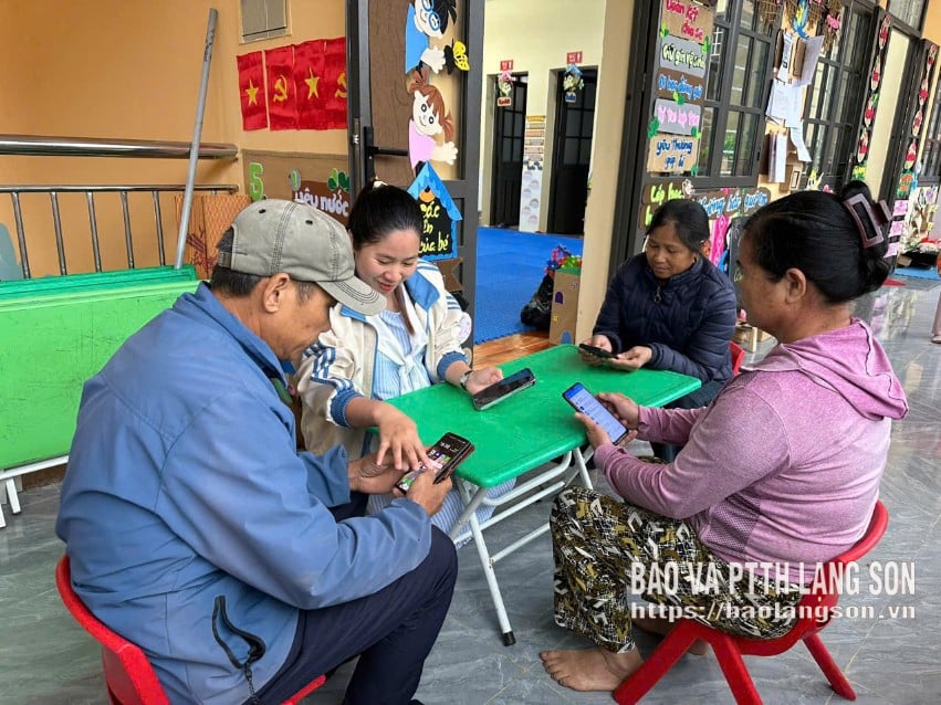 Os professores do Jardim de Infância Nhat Hoa, na Comuna de Nhat Hoa, orientam os pais no uso de dispositivos tecnológicos para auxiliar seus filhos nos estudos em casa.