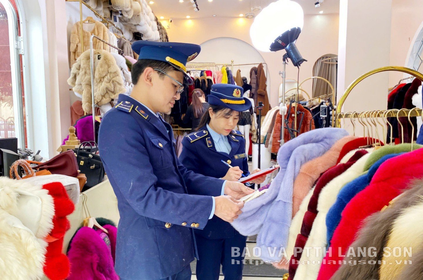 Markedsstyringsteam nr. 6 inspiserte og oppdaget at en bedriftshusholdning i Nguyen Du-gaten i Dong Kinh-distriktet solgte smuglede klær.