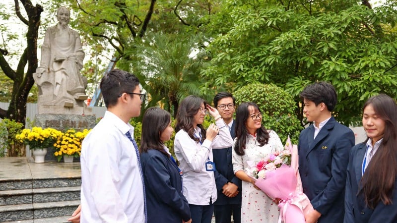 นักเรียนโรงเรียนมัธยมศึกษา Chu Van An สำหรับผู้ที่มีพรสวรรค์ (ฮานอย) แสดงความยินดีกับคุณครูของพวกเขาเนื่องในโอกาสวันครูเวียดนาม 20 พฤศจิกายน