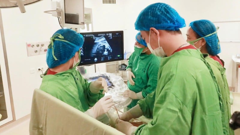 Ärzte greifen zum Wohl des Fötus ein.