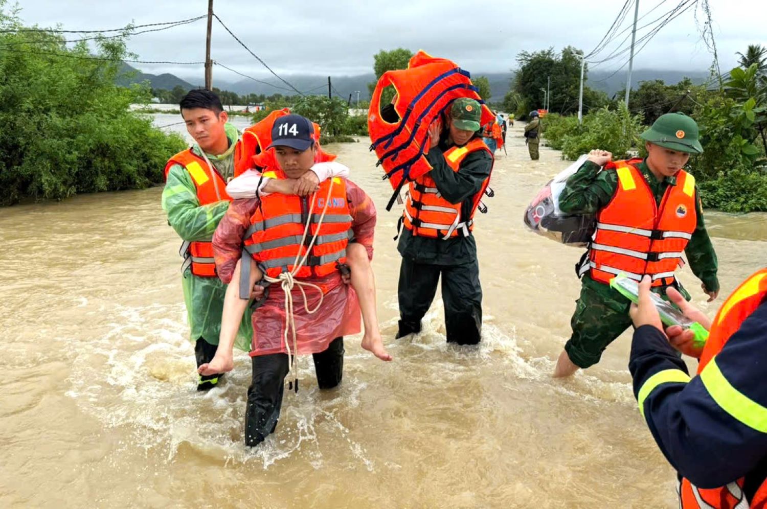 Lực lượng Biên phòng tỉnh kịp thời đưa người già và trẻ em đến nơi an toàn.