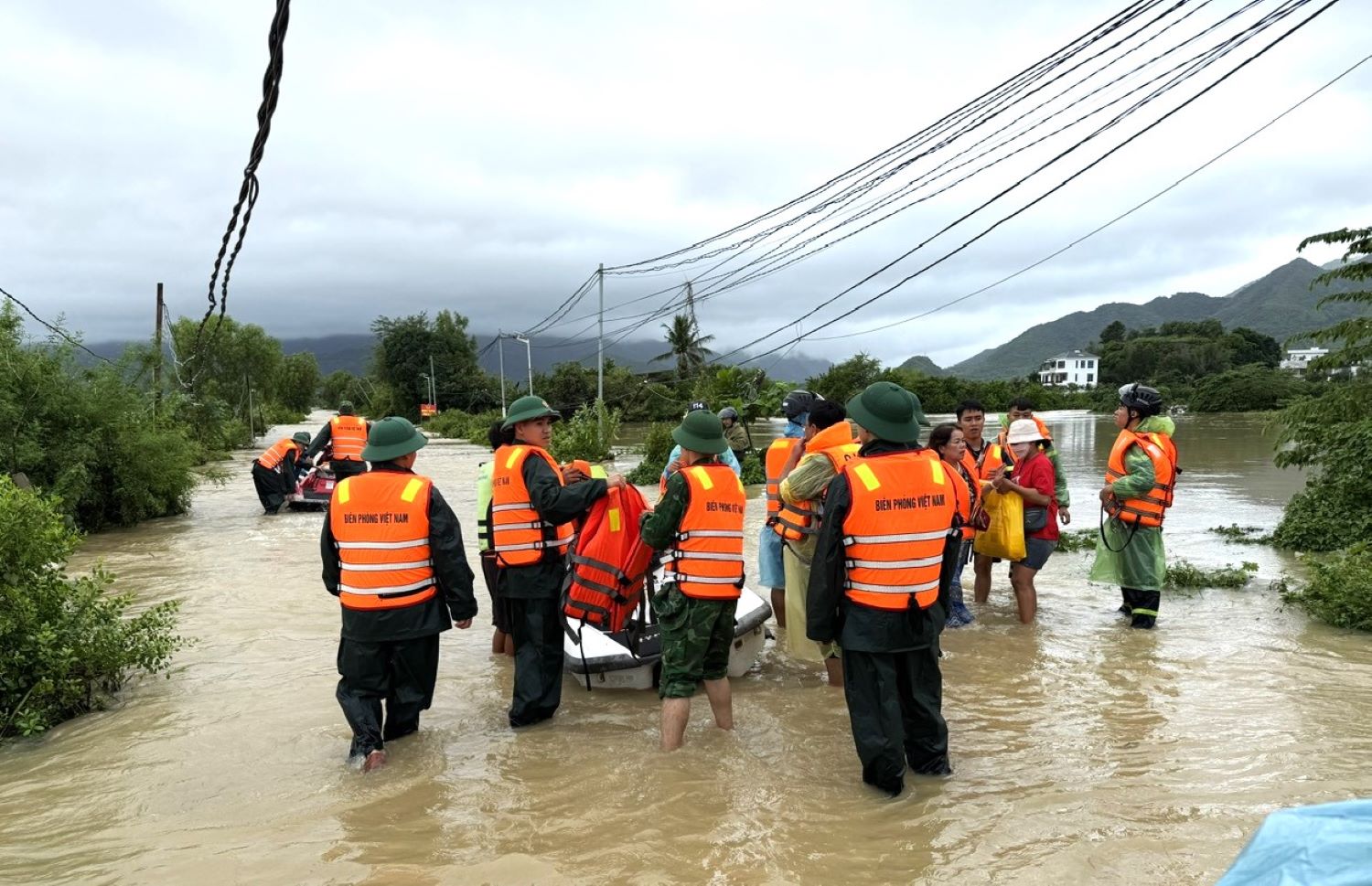 Cán bộ, chiến sĩ Đồn Biên phóng Cửa khẩu cảng Nha Trang huy động mô tô nước để tham gia cứu hộ, cứu nạn.