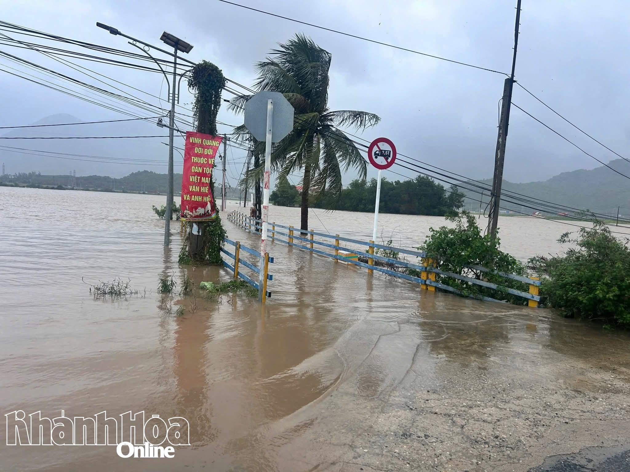 Wiele dróg zostało zalanych przez wodę powodziową.