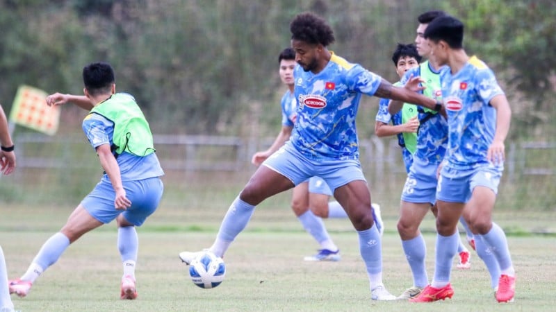 Penyerang Nguyen Xuan Son dan rakan sepasukannya berlatih sebagai persediaan menghadapi perlawanan menentang pasukan Laos. (Foto: VFF)
