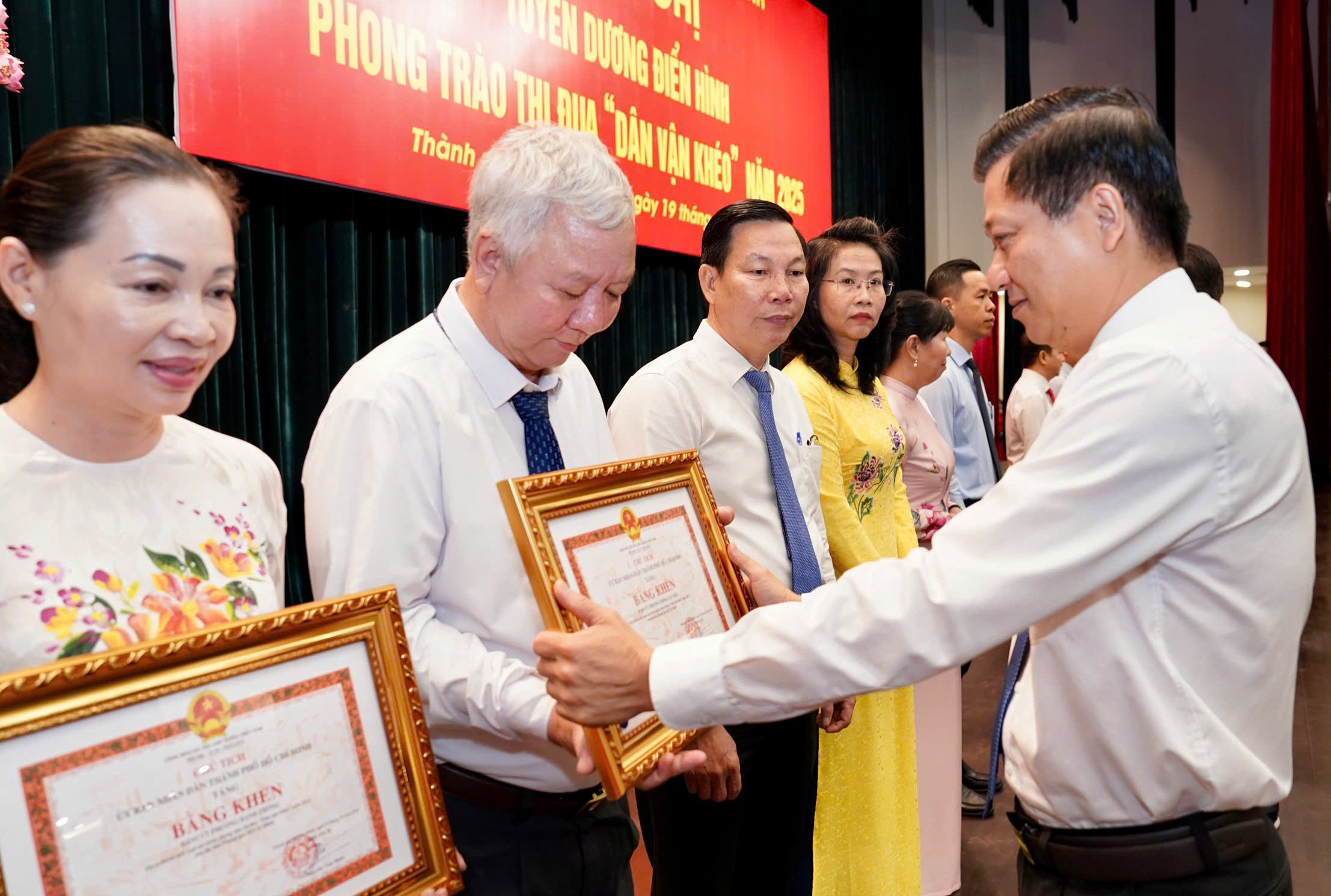 HCMC ماڈلز سے زیادہ خوبصورت ہے۔