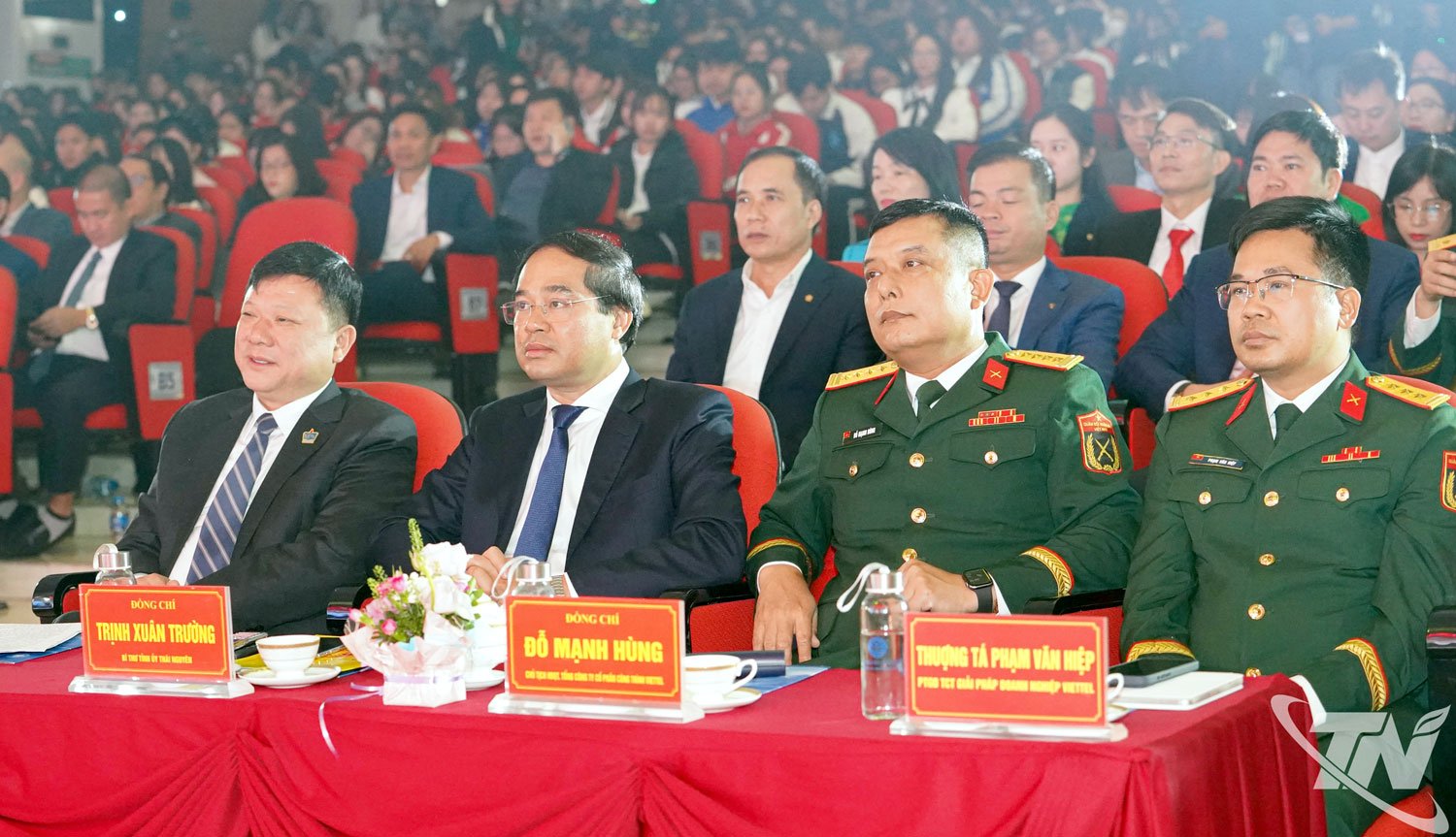 থাই নগুয়েন প্রাদেশিক পার্টি কমিটির কমরেড সেক্রেটারি, ত্রিন জুয়ান ট্রুং এবং প্রতিনিধিরা অনুষ্ঠানে উপস্থিত ছিলেন।