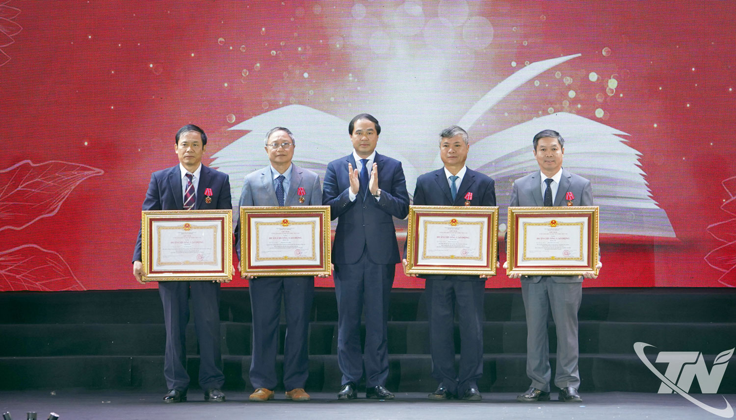 রাষ্ট্রপতি কর্তৃক অনুমোদিত, প্রাদেশিক পার্টির সম্পাদক ত্রিন জুয়ান ট্রুং থাই নগুয়েন বিশ্ববিদ্যালয়ের চারজন প্রভাষককে তৃতীয় শ্রেণীর শ্রম পদক প্রদান করেন।