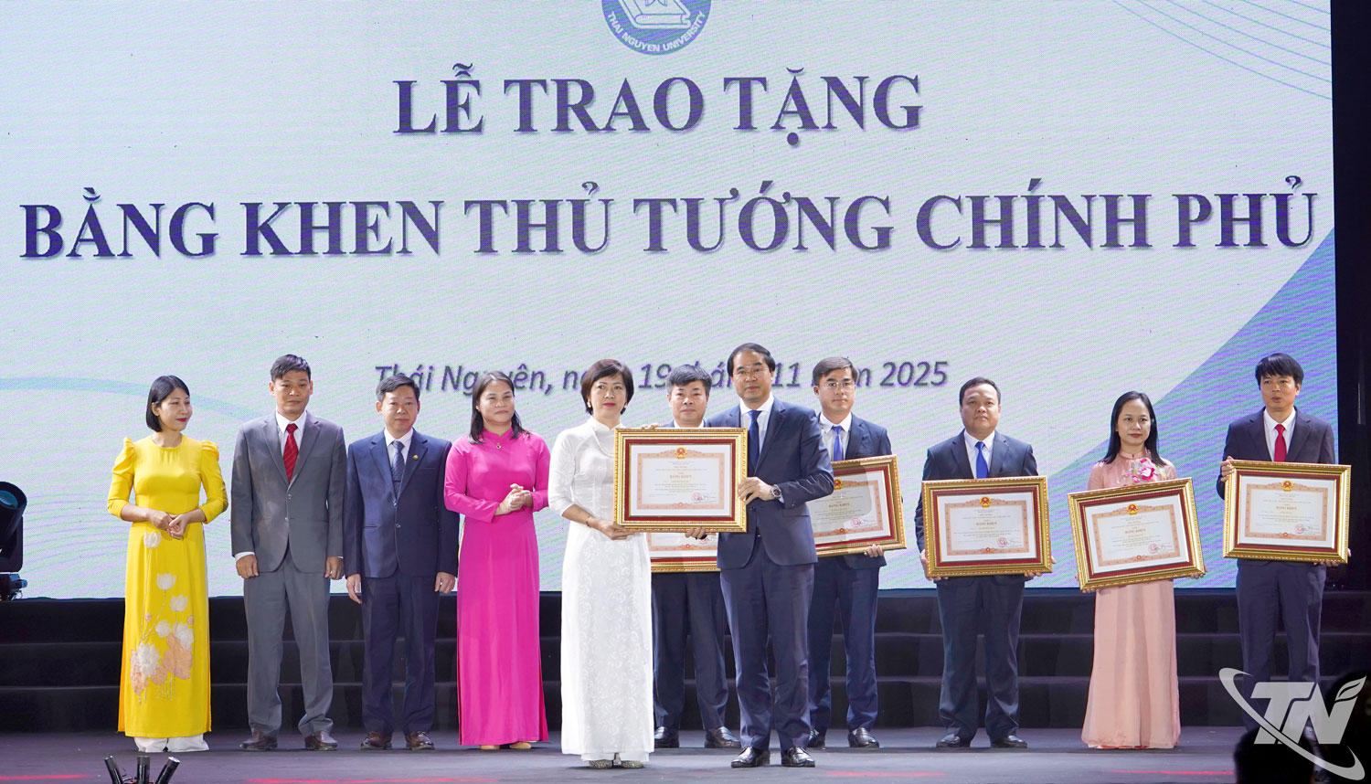 প্রাদেশিক পার্টির সম্পাদক ত্রিন জুয়ান ট্রুং থাই নগুয়েন বিশ্ববিদ্যালয়ের প্রভাষকদের প্রধানমন্ত্রীর কাছ থেকে মেধার সার্টিফিকেট প্রদান করেন।