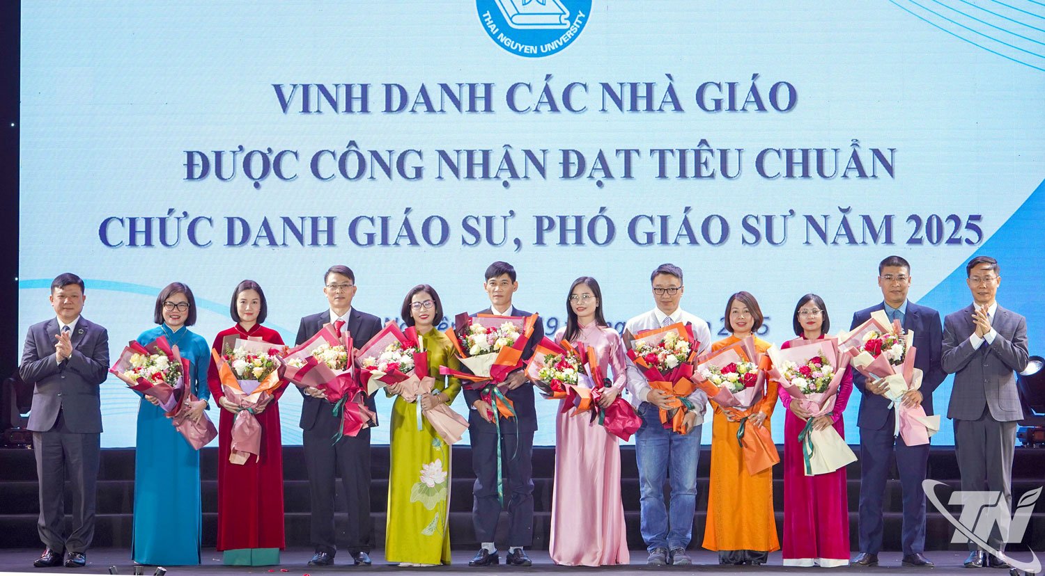 থাই নগুয়েন বিশ্ববিদ্যালয়ের নেতারা স্কুলের নতুন সহযোগী অধ্যাপকদের অভিনন্দন জানিয়েছেন...