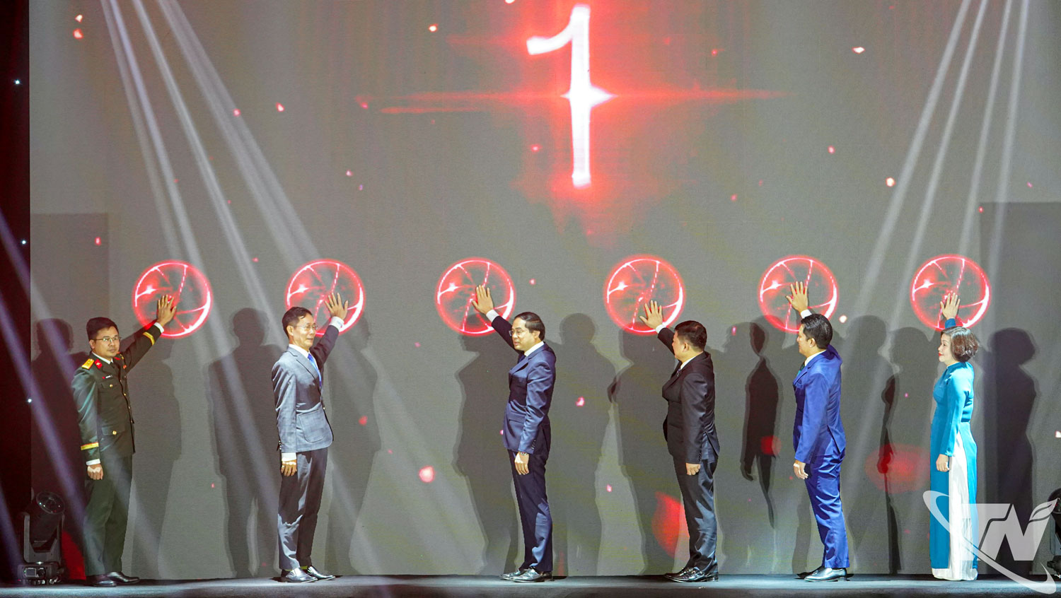 প্রাদেশিক পার্টির সম্পাদক ত্রিন জুয়ান ট্রুং এবং প্রতিনিধিরা শিক্ষার্থীদের জন্য একটি শিক্ষণ ও ব্যবস্থাপনা সহায়তা প্ল্যাটফর্ম - এস-টিএনইউ অ্যাপ্লিকেশনের উদ্বোধনী অনুষ্ঠান সম্পাদন করেন।