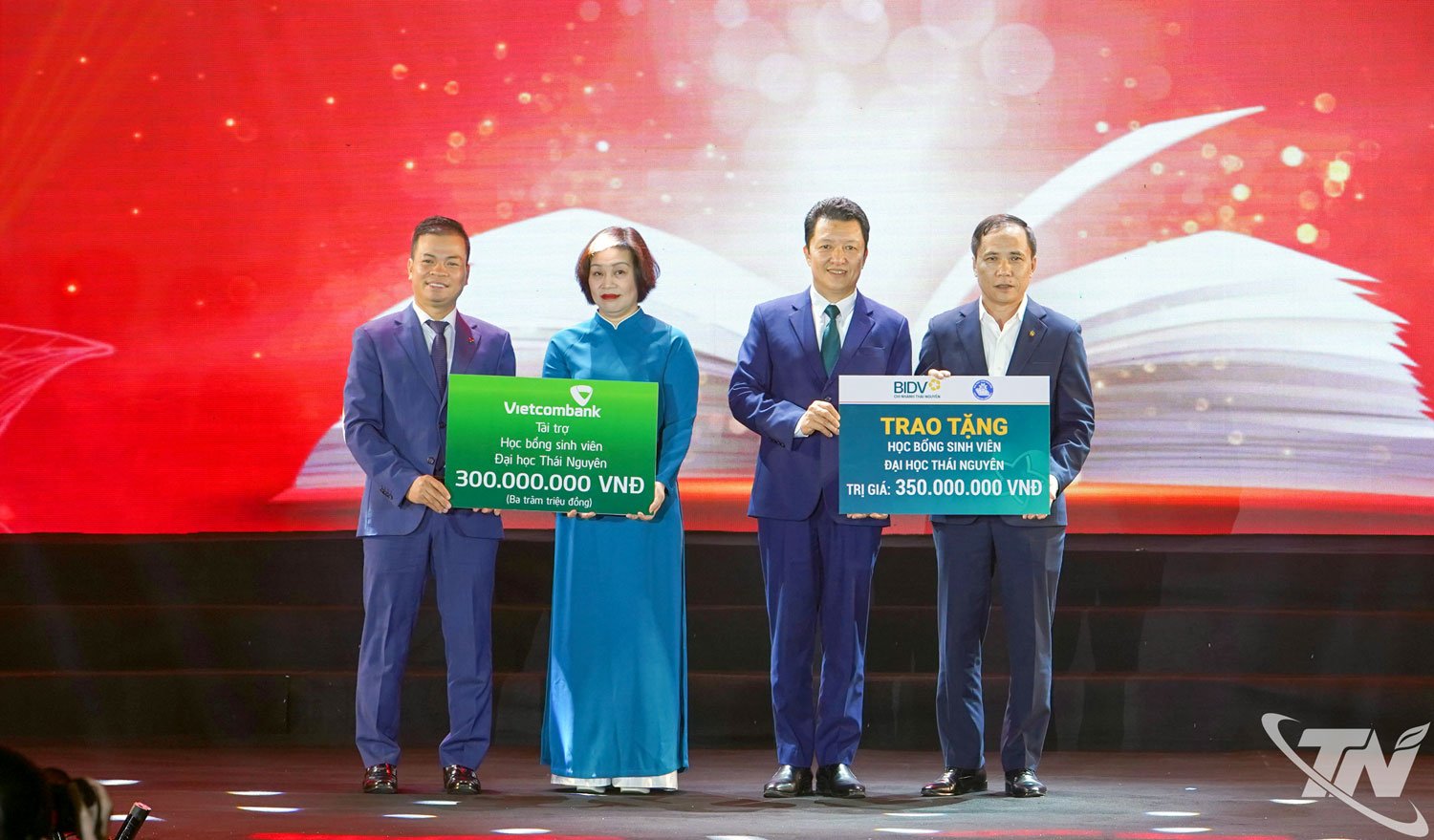 ভিয়েটকমব্যাংক এবং বিআইডিভি ব্যাংকের প্রতিনিধিরা থাই নগুয়েন বিশ্ববিদ্যালয়কে বৃত্তি তহবিল প্রদান করেন।