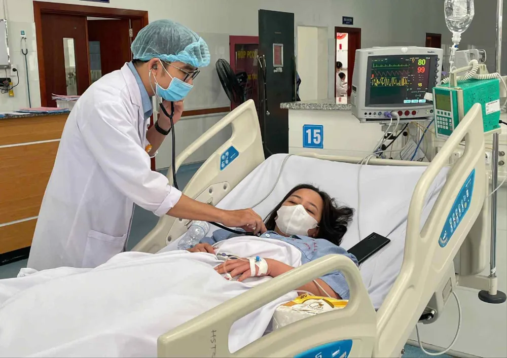 ທ່ານຫມໍກວດຄົນເຈັບເພດຍິງ.