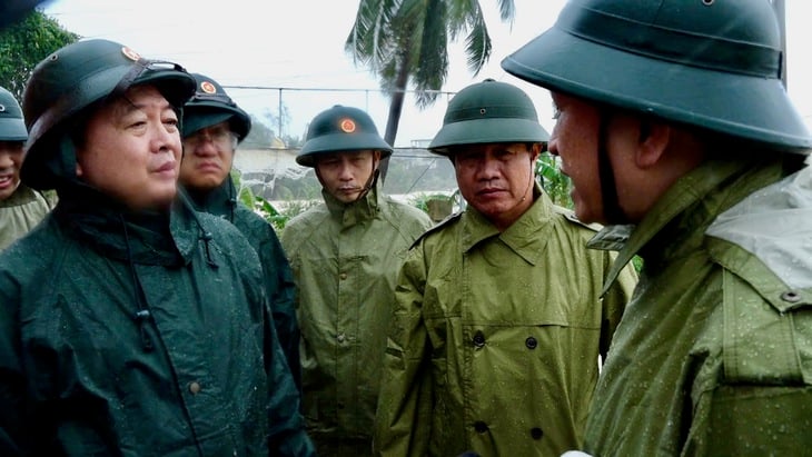 Powódź osiągnęła poziom historyczny. Wicepremier prosi Dak Lak o pilne ratowanie ludzi - Zdjęcie 1. Lũ tiệm cận mức lịch sử, Phó thủ tướng yêu cầu Đắk Lắk khẩn trương cứu dân - Ảnh 1.