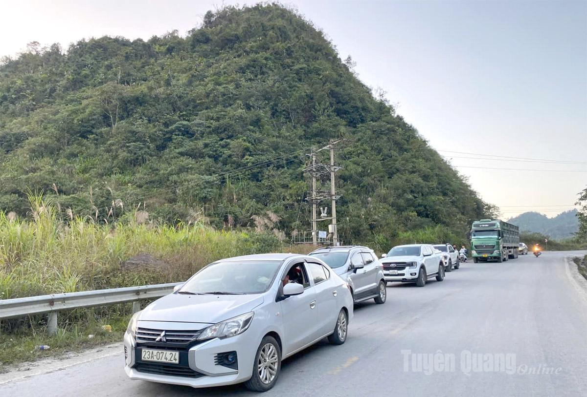 Phương tiện lưu thông trên tuyến QL 4C, dốc Cổng trời Quản Bạ.