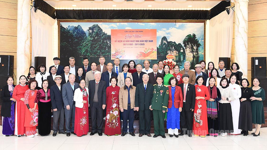 Câu lạc bộ Tân Trào tổ chức gặp mặt kỷ niệm 43 năm Ngày Nhà giáo Việt Nam