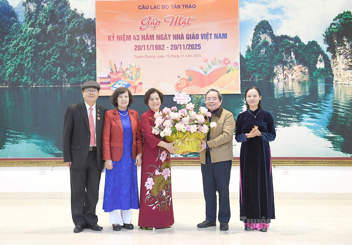 İl Parti Komitesi eski Daimi Sekreter Yardımcısı ve Tan Trao Kulübü Başkanı Yoldaş Nguyen Huu Hoan, Vietnam Öğretmenler Günü dolayısıyla Eski Öğretmenler Alt Komitesi'ni kutlamak için çiçek takdim etti.