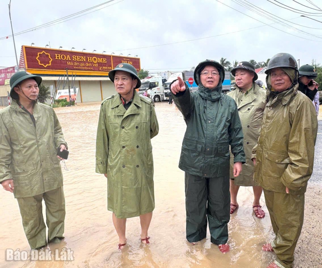 Visestatsministeren inspiserte og ledet redningsarbeidet for mennesker i oversvømte områder i Tuy An Bac kommune.