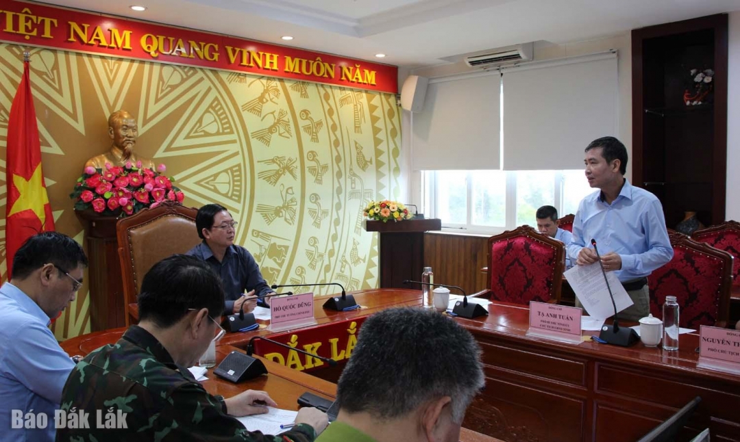 Leder av den provinsielle folkekomiteen Ta Anh Tuan rapporterte om flomsituasjonen på møtet.