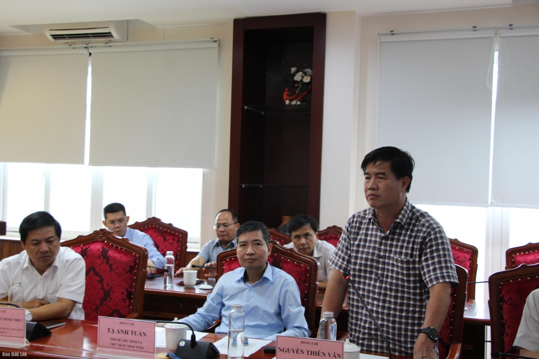 Nestleder i den provinsielle folkekomiteen, Nguyen Thien Van, rapporterte om respons- og evakueringsarbeidet.