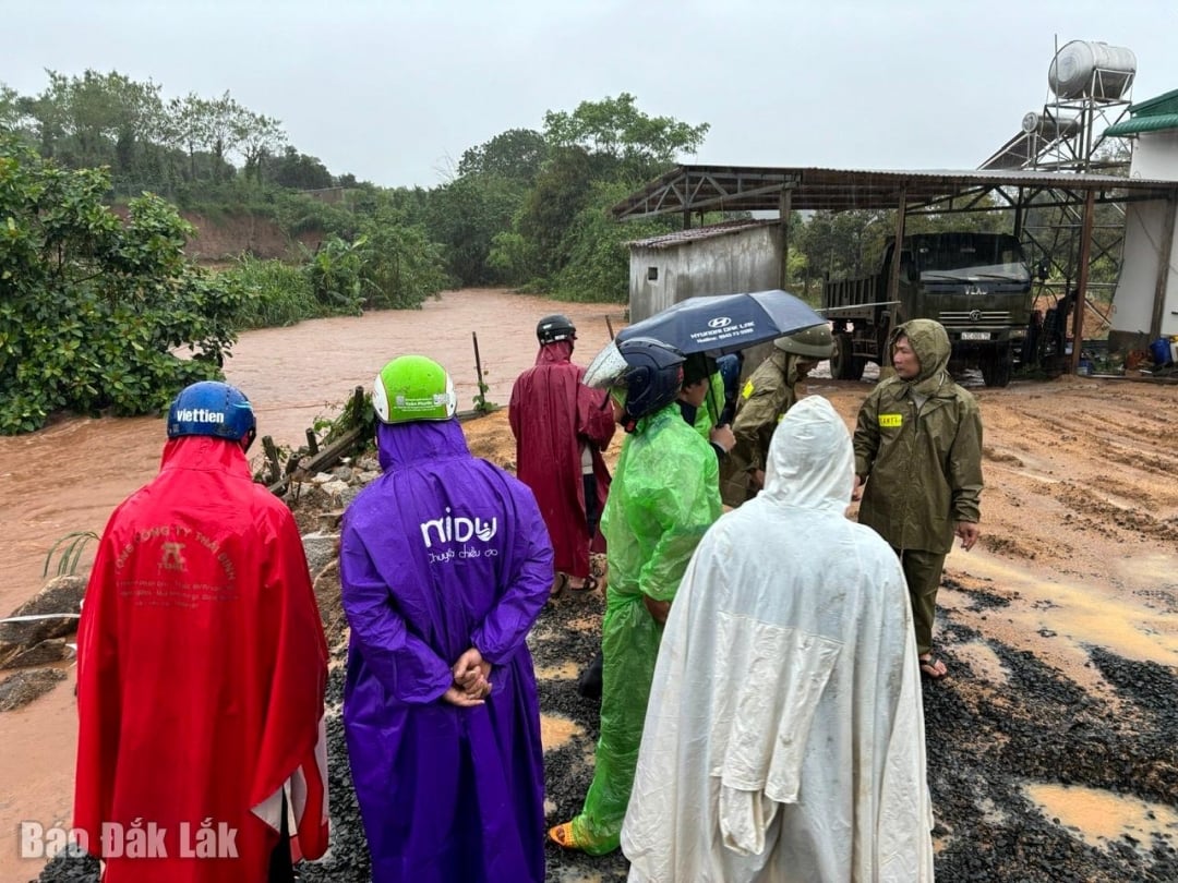 Lục lượng chức năng xã Ea Hiao kiểm tra các điểm sạt lở trên địa bàn.