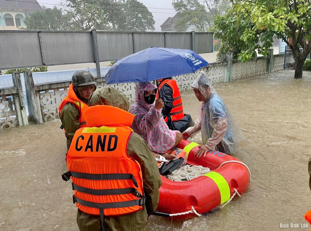 경찰은 사람들이 안전하게 대피할 수 있도록 도왔습니다.