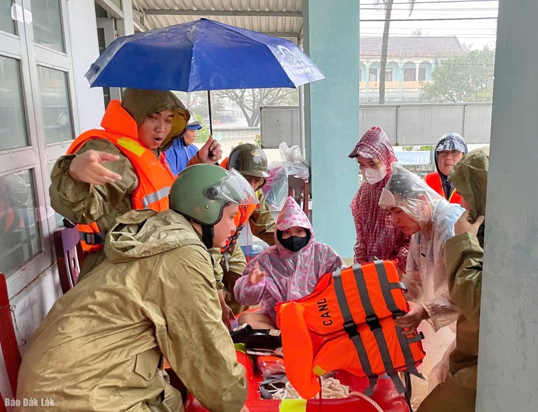 កម្លាំងនគរបាលឃុំ Ho A Thinh បានចុះទៅដល់តំបន់ដាច់ស្រយាល។