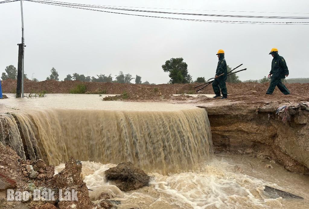 Bridge C12 in Ea Pal commune was flooded and damaged.
