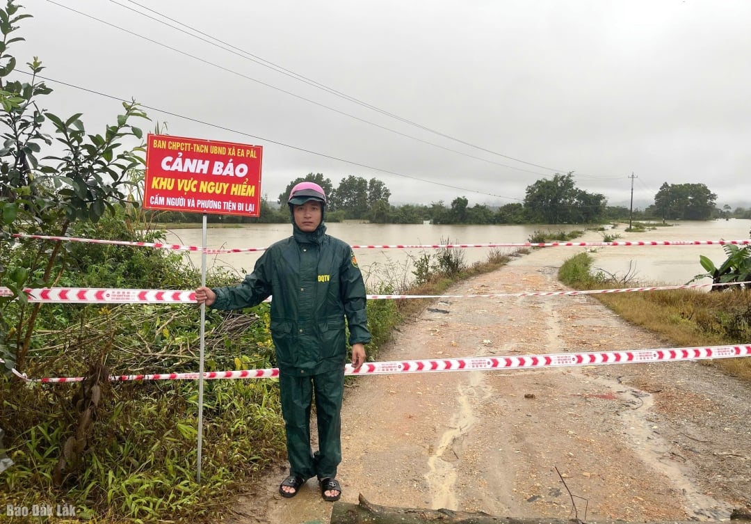 Ea Pal commune authorities have put up warning signs and are on duty at deep flood points in the commune.