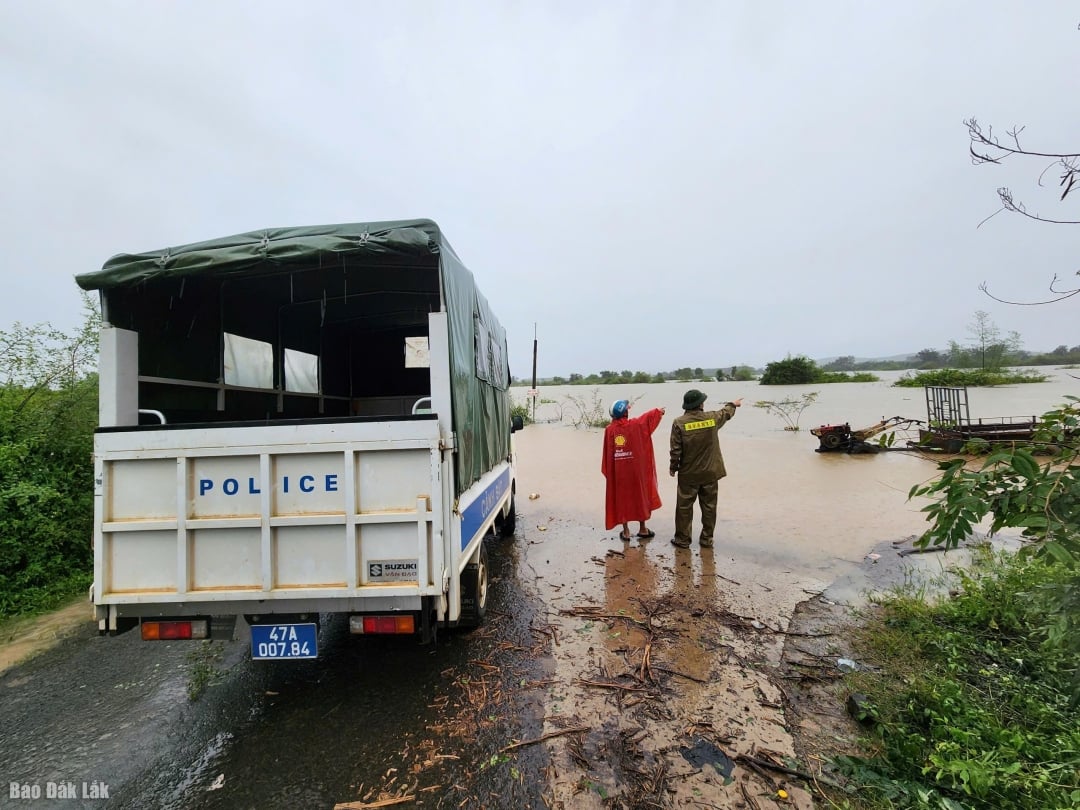 Översvämningar stängde av vägen mellan byarna från Dak Rolang 2 till by 8 och by 11.