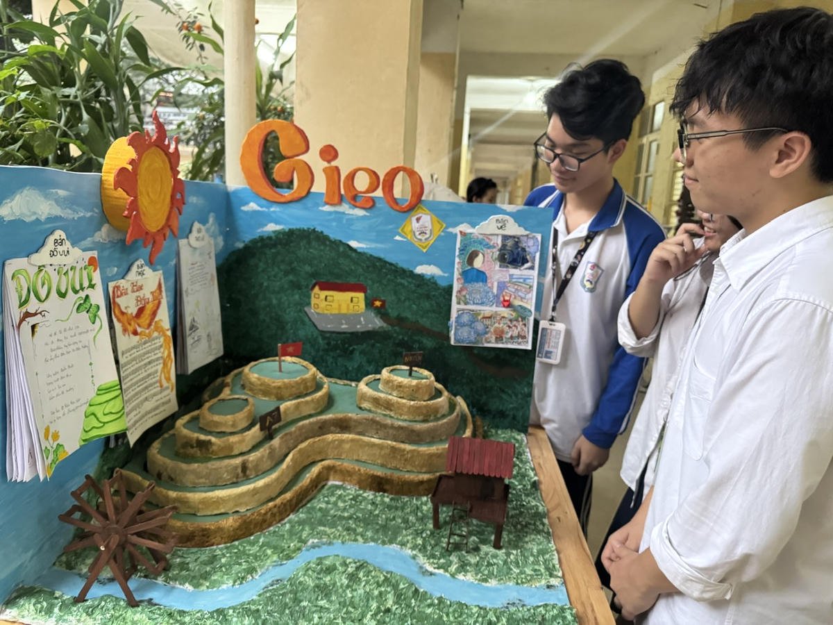 សិស្សានុសិស្សនៃវិទ្យាល័យ Le Quy Don បានចូលរួមក្នុងការរចនាគំនូរជញ្ជាំង និងកាសែត។ រូបថត៖ N.H.