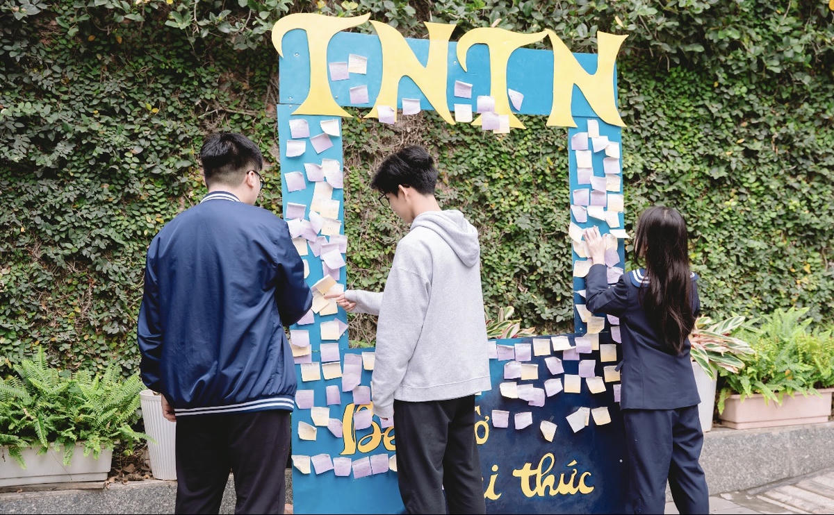 សិស្សានុសិស្សនៃអនុវិទ្យាល័យ និងវិទ្យាល័យ Luong The Vinh ចូលរួមសកម្មភាពអបអរសាទរទិវាគ្រូបង្រៀនវៀតណាម។ រូបថត៖ NTCC