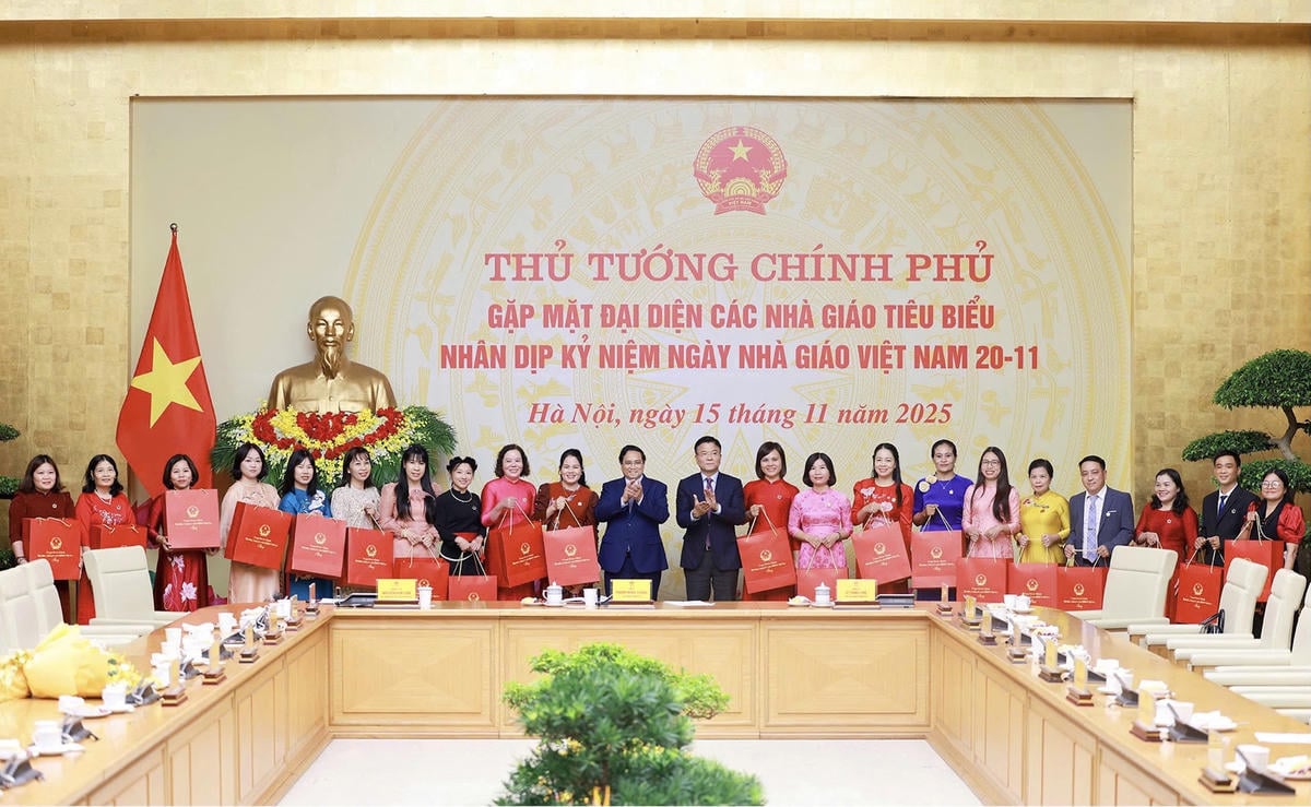 Mme Tuyet et d'autres enseignants exceptionnels ont eu l'honneur de rencontrer le Premier ministre Pham Minh Chinh à l'occasion de la Journée des enseignants du Vietnam, le 20 novembre. Photo : NVCC