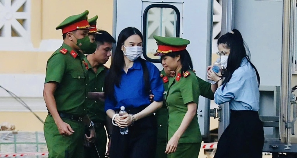 Мисс Туй Тиен и Ханг Ду Мук были доставлены в суд рано утром.