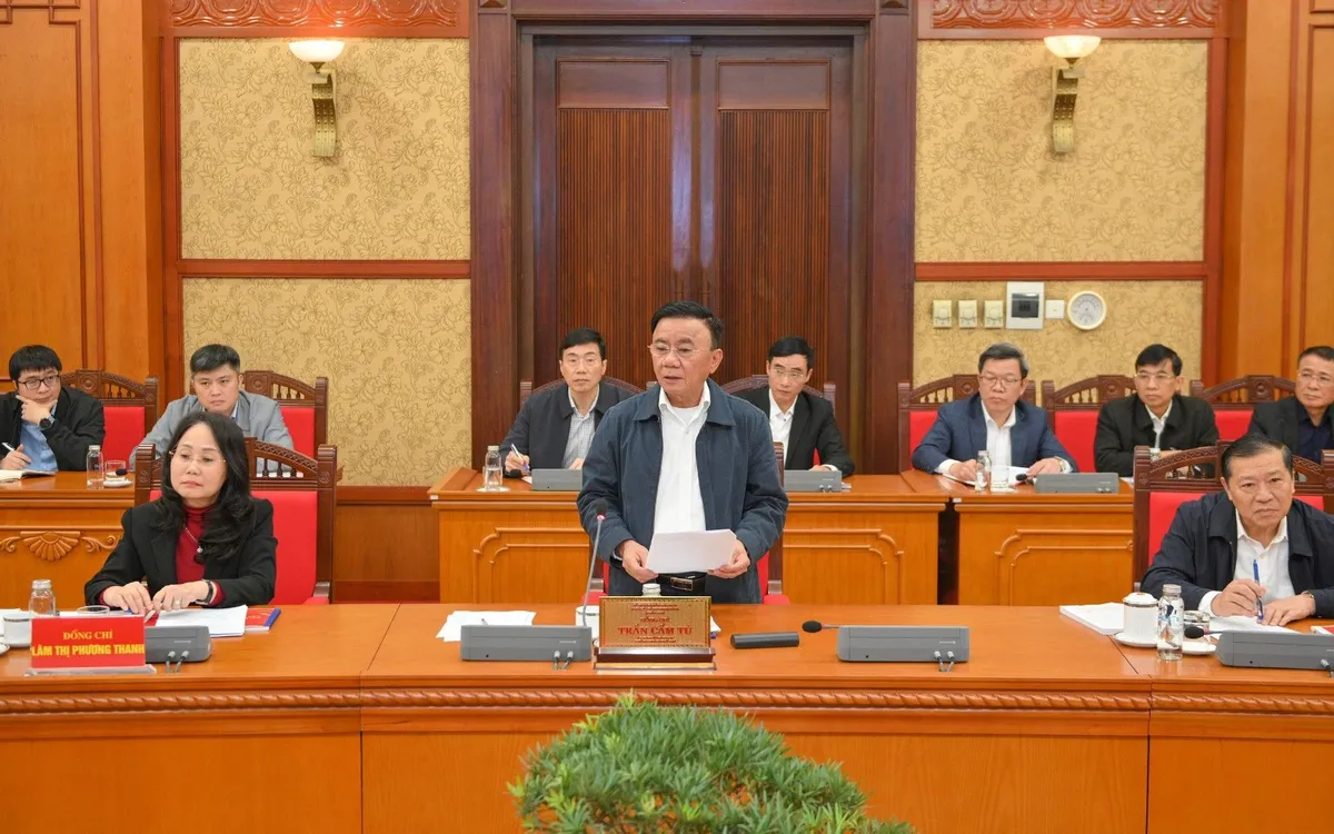 สหาย ตรัน กัม ตู สมาชิกโปลิตบูโร สมาชิกถาวรของสำนักเลขาธิการ และหัวหน้าคณะอนุกรรมการ กล่าวสุนทรพจน์ในการประชุม ภาพ: หนั่น ดาน Đồng chí Trần Cẩm Tú, Ủy viên Bộ Chính trị, Thường trực Ban Bí thư, Trưởng Tiểu ban phát biểu chỉ đạo cuộc họp. Ảnh: Nhân Dân