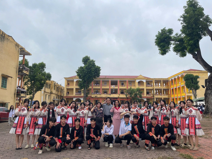 الطلاب يلتقطون صورا تذكارية بعد العرض (صورة: NVCC)