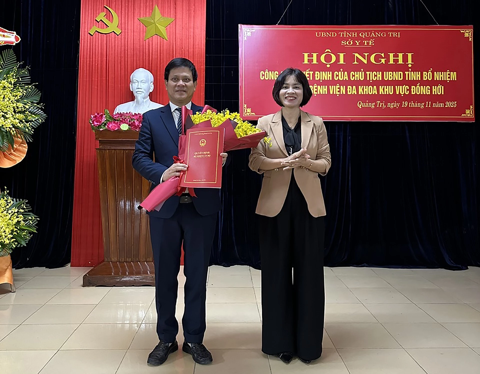 La directora del Departamento de Salud, Diep Thi Minh Quyet, presentó la decisión de nombrar al Sr. Do Minh Hue director del Hospital General Regional de Dong Hoi.