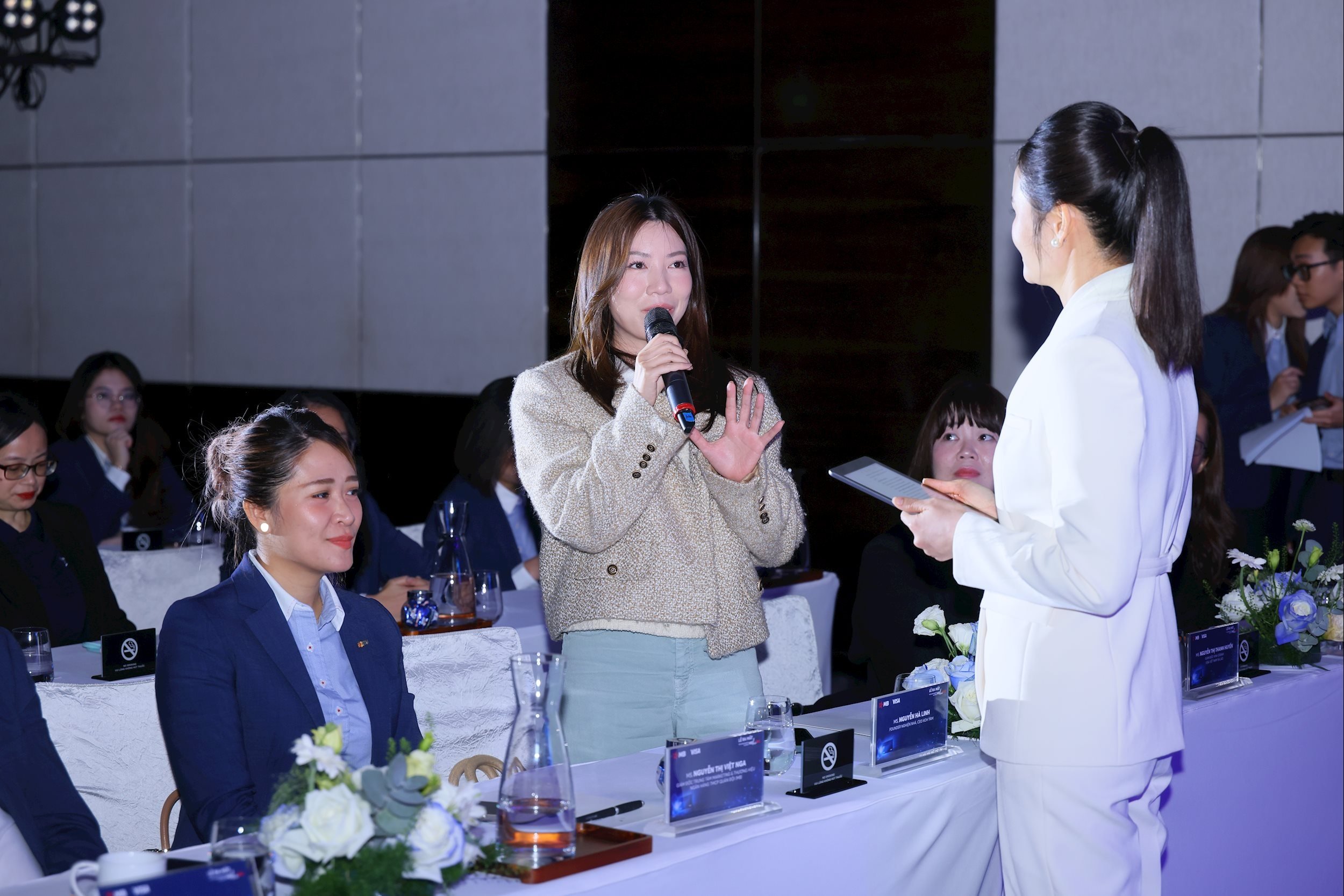 ນັກທຸລະກິດ ຮ່າ​ລິງ ​ໄດ້​ຖາມ​ຄຳ​ຖາມ​ທີ່​ເຫດການ.