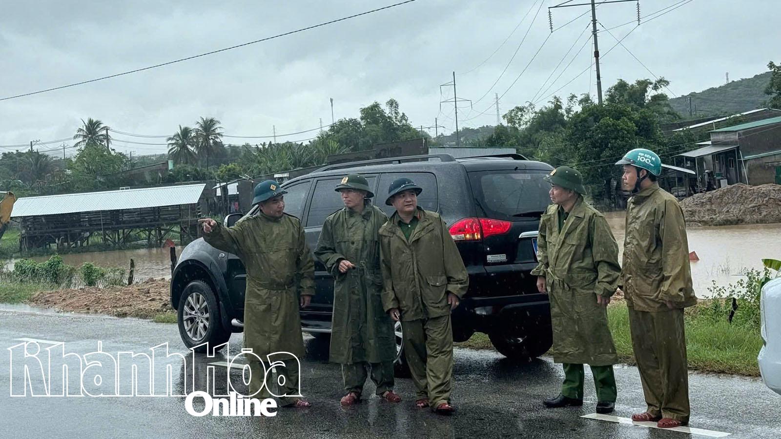Đại tá Lê Quang Đồng cùng lãnh đạo Phòng Cảnh sát phòng cháy chữa cháy và cứu nạn, cứu hộ Công an tỉnh kiểm tra thực tế mực nước sông Dinh, đoạn qua địa bàn phường Bảo An