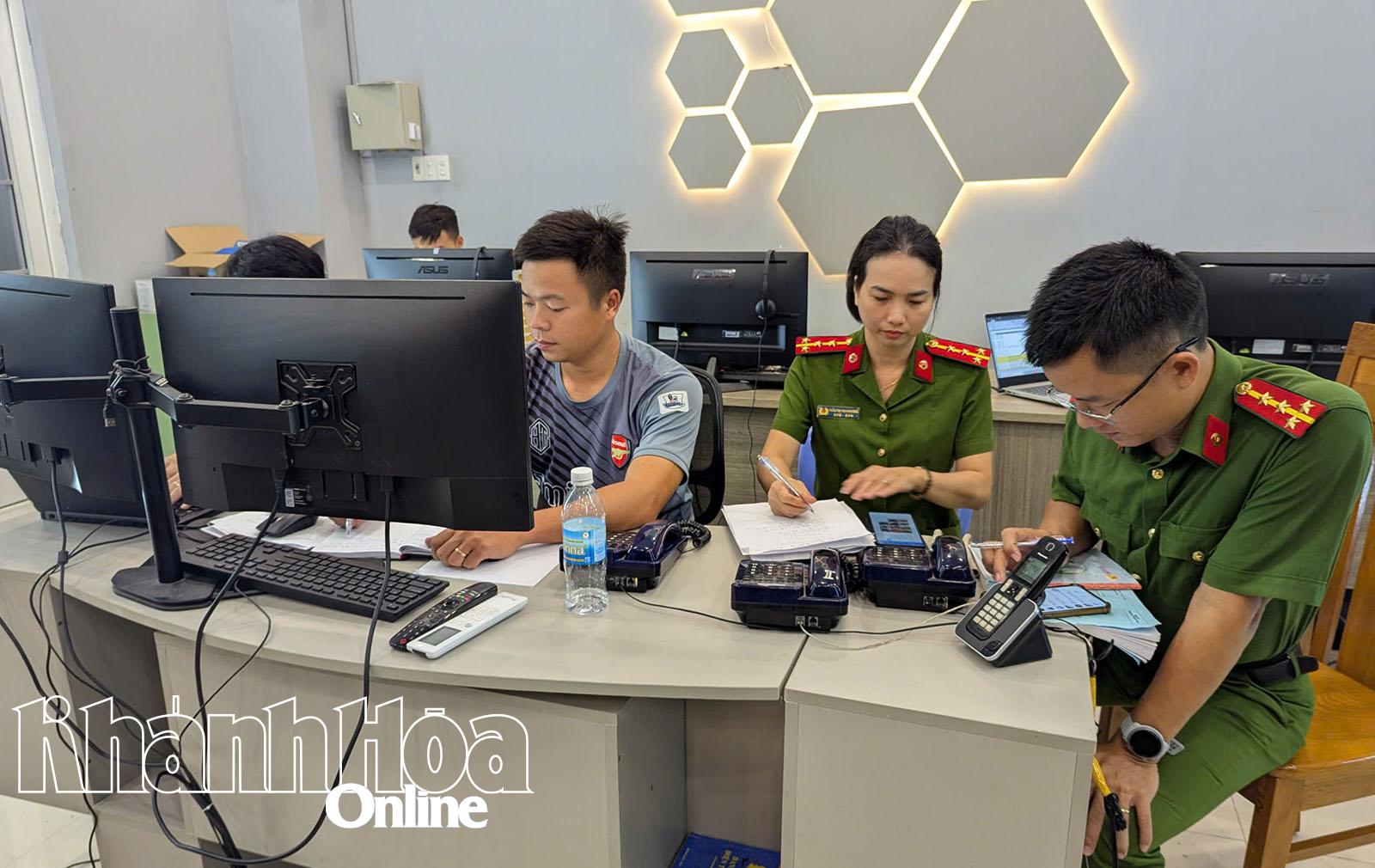 Các cán bộ Trung tâm 114 tỉnh Khánh Hòa tiếp nhận thông tin, tỷ mỉ ghi lại để điều động lực lượng chức năng