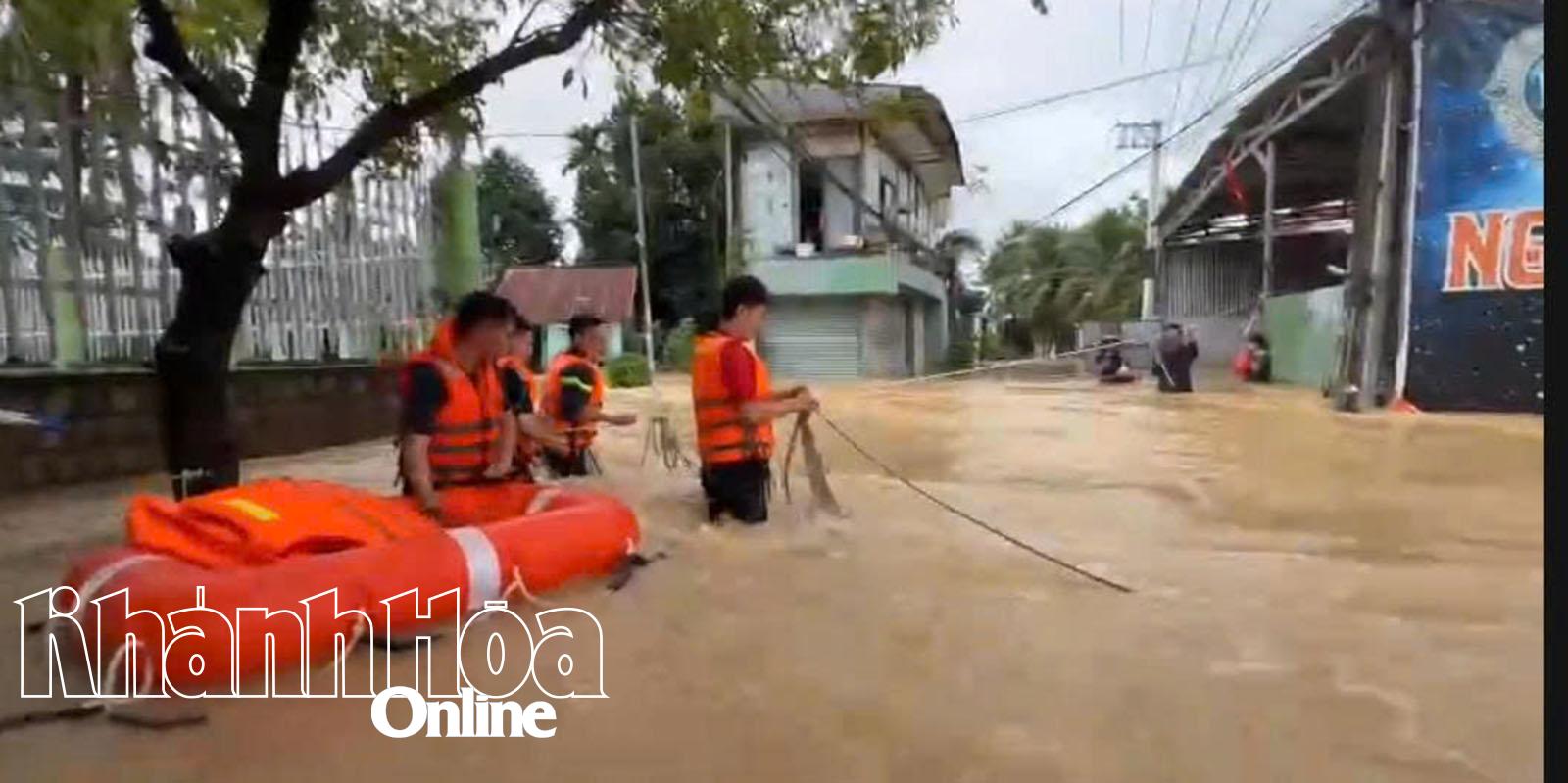 Các chiến sĩ cứu nạn sử dụng dây thừng để vượt qua dòng nước siết, tiếp cận hộ dân ở tổ dân phố Phú Trung, phường Tây Nha Trang