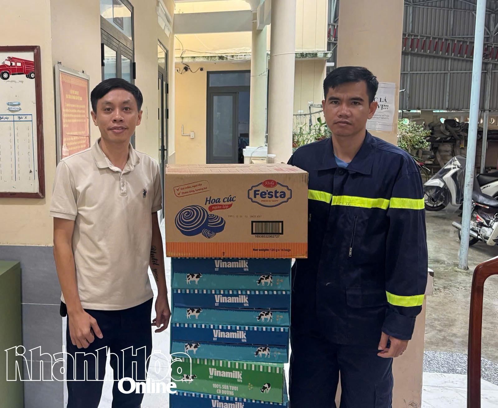 Qua theo dõi thông tin báo chí, nhận thấy sự vất vả của cán bộ, chiến sĩ Phòng Cảnh sát phòng cháy chữa cháy và cứu nạn, cứu hộ tại các khu vực lũ lụt, Công ty TNHH Thương mại dịch vụ Aura Group (địa chỉ: 19 Hai Bà Trưng, phường Nha Trang) đã hỗ trợ 5 thùng sữa, 1 thùng bánh và các bọc điện thoại chống nước cho lực lượng cứu nạn, cứu hộ.