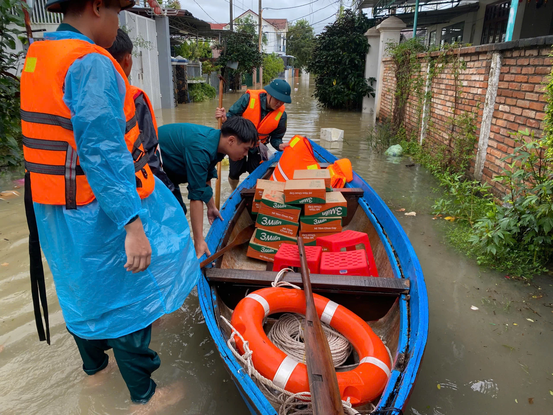 Milice poskytují potravinovou pomoc izolovaným domácnostem.