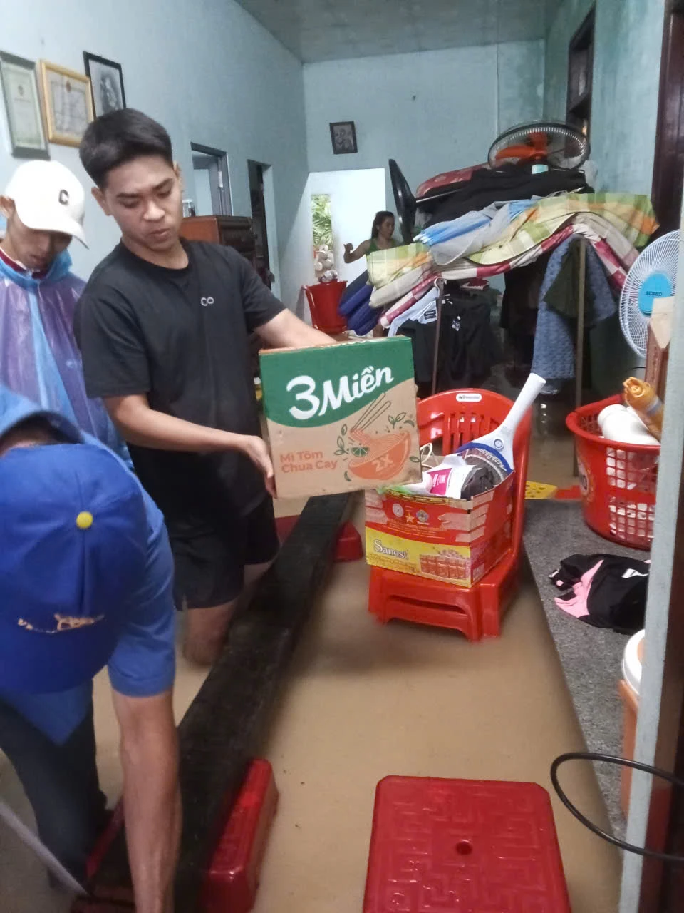 Lidé z vesnice Phu Khanh Thuong dostávají jídlo.