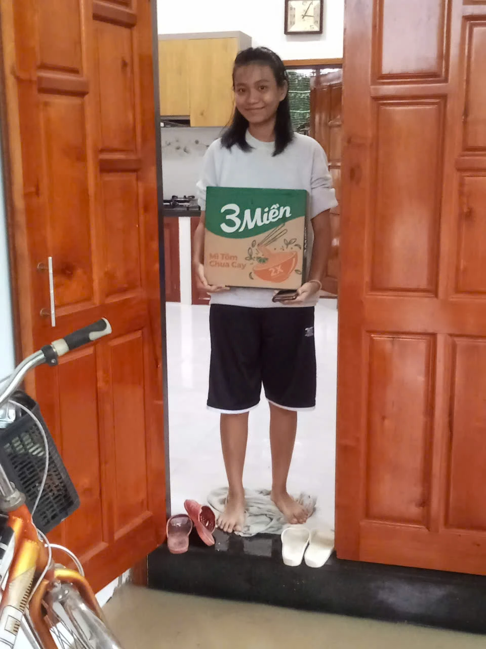 Lidé z vesnice Phu Khanh Thuong dostávají jídlo.