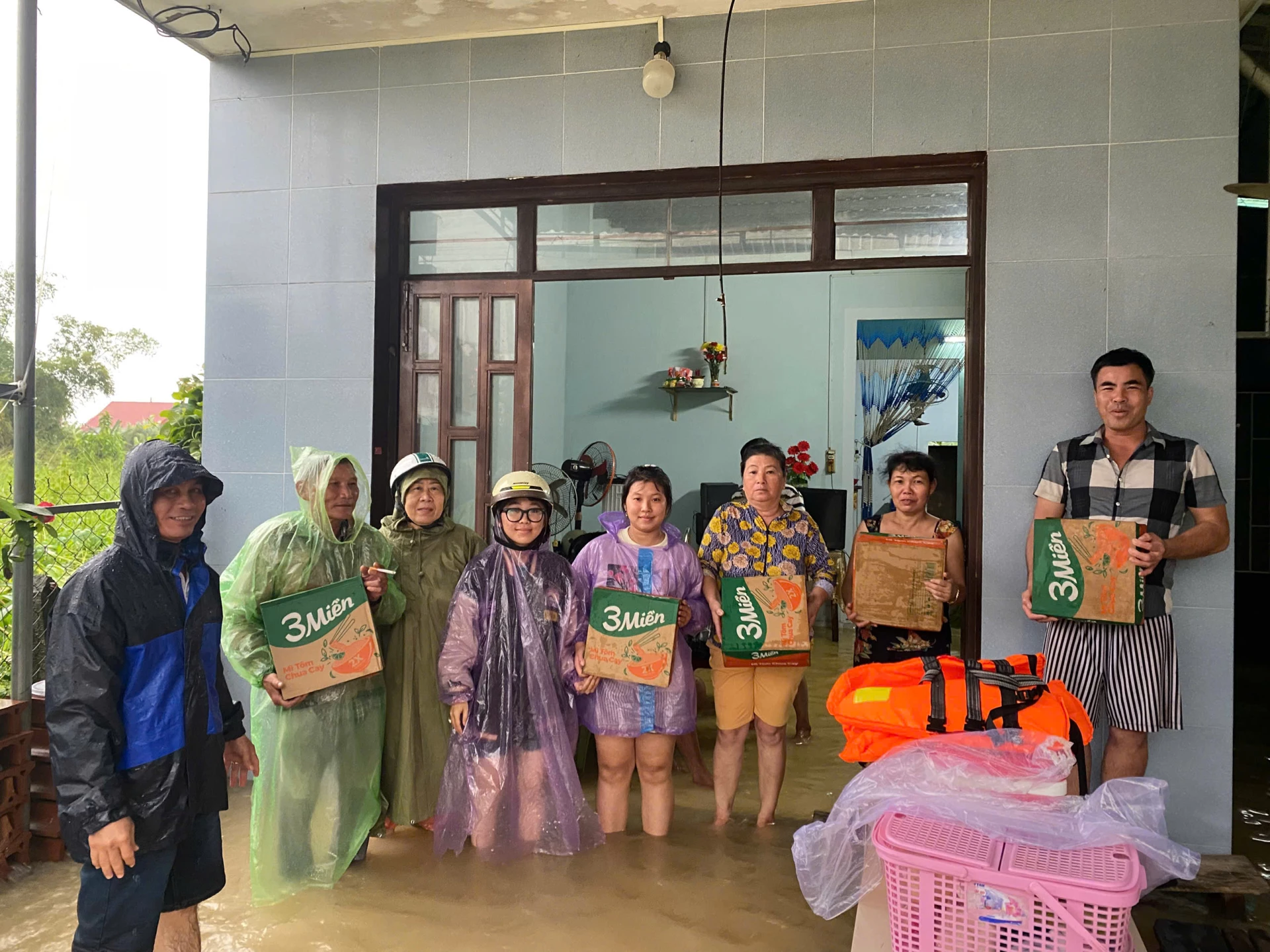 Lidé dostávají od obce potravinovou pomoc.