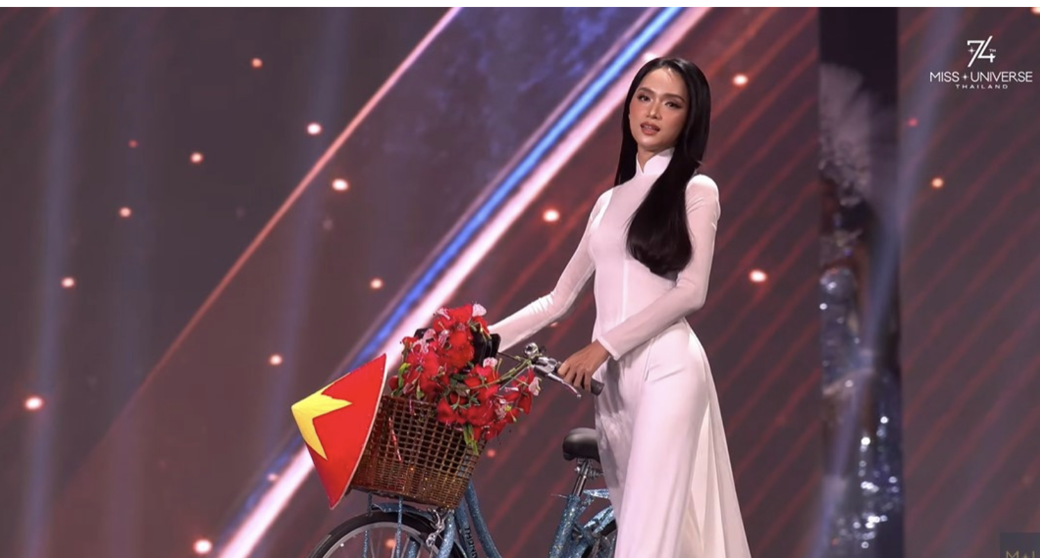 Hương Giang nhận 'bão' lời khen ở màn thi Trang phục truyền thống Miss Universe 2025