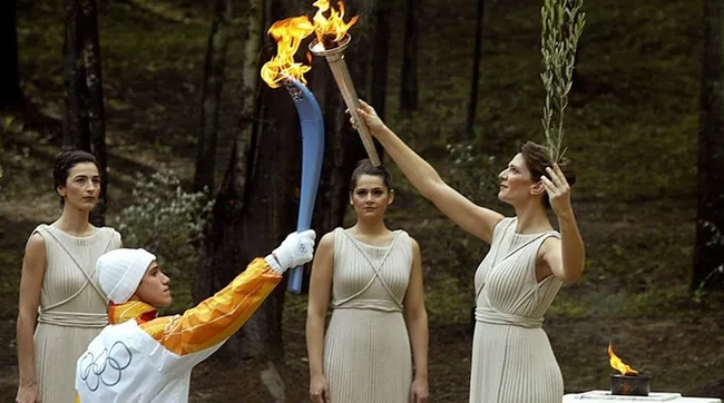 Oznámení o štafetě s pochodní zimních olympijských her 2026 - Foto 1. Công bố hành trình rước ngọn đuốc Olympic Mùa đông 2026 - Ảnh 1.