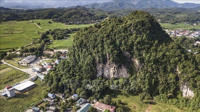 រដ្ឋាភិបាលបានអនុម័តភារកិច្ចនាំចូលផែនការអភិរក្ស ជួសជុល និងស្តារឡើងវិញនូវតំបន់បុរាណវត្ថុជាតិពិសេស Hang Xom Trai និង Mai Da Lang Vanh - រូបថត ១. Chính phủ phê duyệt Nhiệm vụ nhập Quy hoạch bảo quản, tu bổ, phục hồi Di tích khảo cổ quốc gia đặc biệt Hang xóm Trại và Mái đá làng Vành - Ảnh 1.