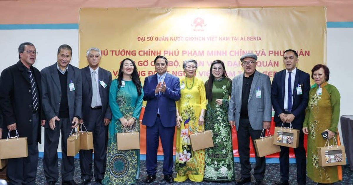 Thủ tướng Phạm Minh Chính gặp cộng đồng người Việt tại Algeria